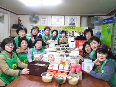 다문화가정에 배부하기전 오곡나물밥과 준비한 선물을 차려놓고 ...