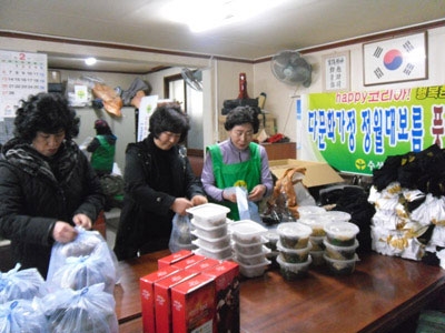 음식과 선물  배부장면