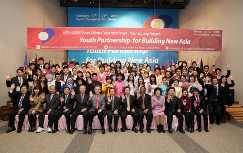한아세안 청소년교류 행사 개막식이 15일 국제청소년센터에서 한국과 아세안 10개국 100여명 청소년의 참가속에 열린 가운데 참가자들이 기념촬영을 하고 있다.