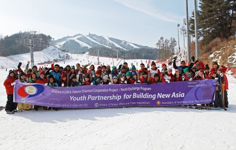 한국청소년단체협의회가 주최한 한아세안 청소년교류 행사가 2.15~21일까지 서울 및 강원도에서 열린 가운데, 19일 강원도 현대성우리조트에서 한국과 아세안 회원국 청소년 100여명이 스키체험을 마치고 기념촬영을 하고 있다.
