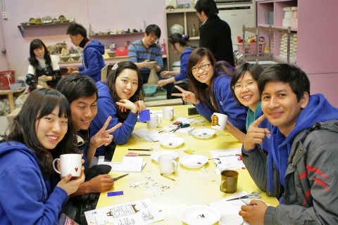 한국청소년단체협의회가 주최한 한아세안 청소년교류 행사가 2.15~21일까지 서울 및 강원도에서 열린 가운데, 16일 목동에 있는 도자기체험교실인 흙사랑에서 한국과 아세안 회원국 청소년들이 도자기체험을 하고 있다.
