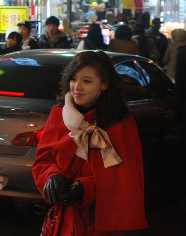 홍대에서 오십원을 나눠주고 있는 오십빵녀 송혜진