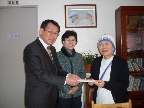 안도섭 사무국장과 이숙자 간호부장이 ‘성심의 집’ 수녀님께 성금을 전달하고 있는 모습.