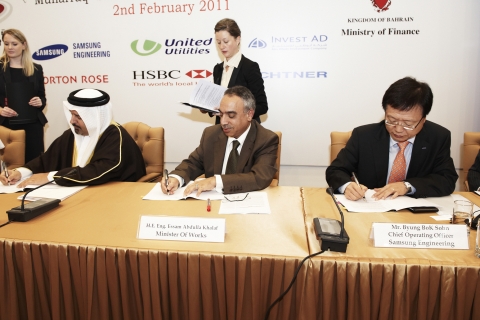 지난 2일 바레인 현지에서 열린 계약식에 참석한 삼성엔지니어링 손병복 부사장(맨 오른쪽부터), 바레인 건설부 이삼 빈 압둘라 칼라프(H.E. Esam Bin Abdulah Khalaf) 장관, 바레인 재정경제부 쉐이크 아메드 빈 모하메드 알 칼리파(H.E. Sheikh Ahmed bin Mohammed Al-Khalifa) 장관이 계약서에 서명을 하고 있다.