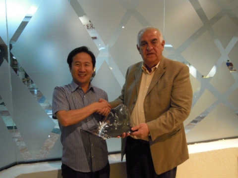 지난 1월 28일 멕시코 과달라하라 카미노레알호텔에서 페이버스의 민병도 회장과 광산업체인 프로민라로카사의 조지토레 회장이 악수를 나누고 있다.