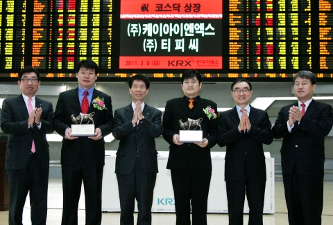 상장기념패 전달 후 기념촬영 (왼쪽부터) 주익수 하나대투증권 자본시장본부장, 이선영 (주)케이아이엔엑스 대표이사, 박상조 한국거래소 코스닥시장본부장, 이정훈 (주)티피씨 대표이사,