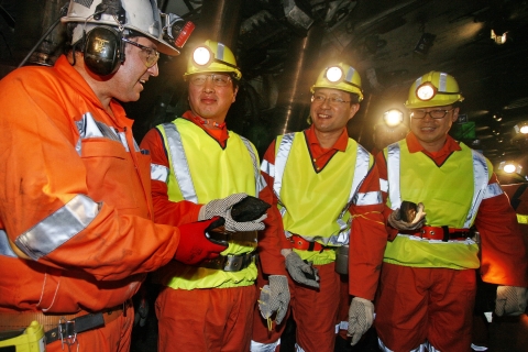 사진은 최태원 회장(왼쪽 두번째)이 SK G&G 추진단 유정준 사장(왼쪽 세번째) 등 경영진과 함께 호주의 앵구스(Angus) 광산 갱도에 직접 들어가 생산되는 석탄을 직접 확인하고 현장 소장으로부터 석탄 개발에 대한 현황에 대해 설명을 듣고 있다.