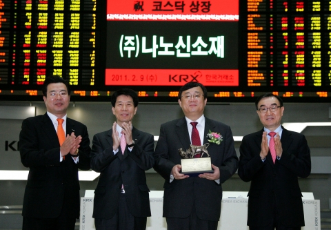 상장기념패 전달 후 기념촬영 (왼쪽부터) 정일문 한국투자증권 기업금융본부장, 박상조 한국거래소 코스닥시장본부장, 박장우 (주)나노신소재 대표이사, 김재찬 코스닥협회 부회장