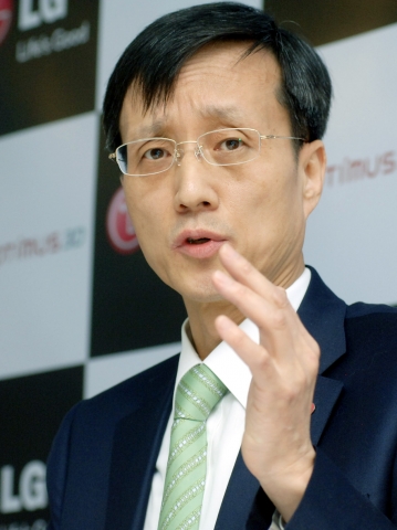 LG전자 MC사업본부장 박종석 부사장이 14일 오후 바르셀로나에서 열린 간담회에서 올해 휴대폰 사업목표 및 전략을 설명하고 있다.