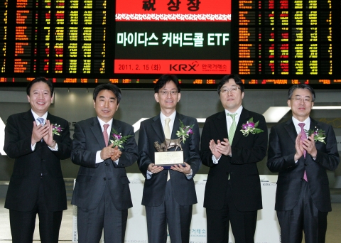 상장기념패 전달 후 기념촬영 (왼쪽부터) 손영찬 리딩투자증권 전무, 이창호 한국거래소 유가증권시장본부장, 최재혁 마이다스에셋자산운용(주) 대표이사, 허필석 마이다스에셋자산운용(주) 대표이사, 성건웅 우리투자증권 전무