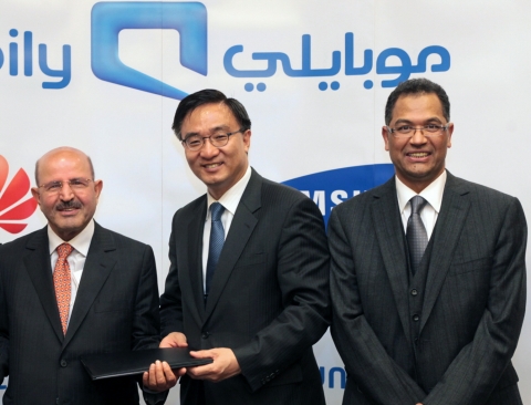 삼성전자가 사우디아라비아 통신사업자 모바일리(Mobily)와 MWC 2011이 열린 바르셀로나 현지에서 14일 4G 이동통신 상용 장비 공급계약을 체결했다. 왼쪽부터 에티 살랏社 회장 압둘아지즈 살레 알 사기어(Abdulaziz Saleh Al Saghyir), 삼성전자 네트워크사업부장 김영기 부사장, 모바일리 CEO 칼리드 알카프(Khalid Al-kaf).