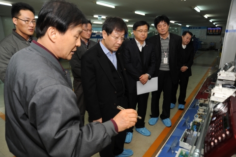 경영혁신부문장 남영우 사장이 LG전자 창원지역 HA사업본부 협력사인 (주)테크노전자를 방문하여 혁신활동에 대한 설명을 듣고 있다. (좌측부터 테크노전자 김익모 사장, 남영우 사장)