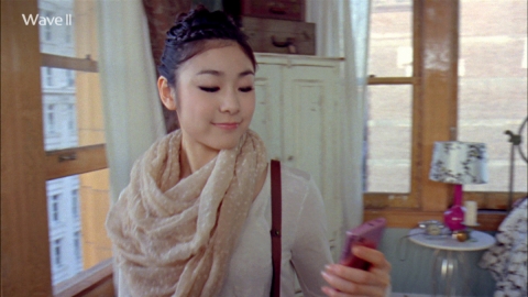 삼성전자 '웨이브 2'의 소셜허브 기능을 표현한 김연아의 '쉘 위 웨이브' 영상 주요장면