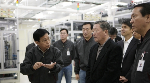 구본무 LG 회장이 지난 17일 경북 구미에 위치한 LG디스플레이 태블릿PC용 LCD모듈 공장을 방문해  사업현황을 점검하고 생산라인을 살펴봤다. 사진 오른쪽부터 권영수 LG디스플레이 사장, 조준호 (주)LG 사장,  구본무 회장, 최성열 LG디스플레이 모듈센터 상무(맨 왼쪽)