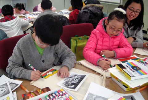 레인켓 만드는 장면,초등학생 자원봉사자