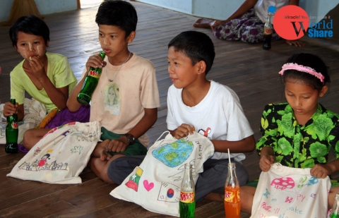 후원물품(레인켓) 전달 장면