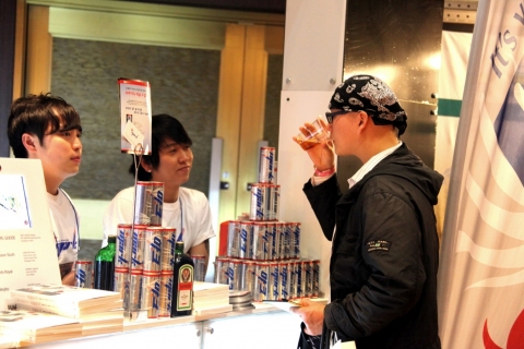 에너지드링크 마크의 시음행사가 진행되고 있다