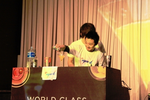 코리안컵 바텐더대회 플레어부분 1위를 차지한 이인호 선수가 에너지드링크 ‘마크(Mark)’ 를 이용해 칵테일을 만들고 있다