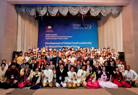 2009년도에 열린 한아세안 청소년교류 행사에서 한국과 아세안회원국 대표 청소년들이 국제청소년센터(강서구 방화동)에서 기념촬영을 하고 있다.