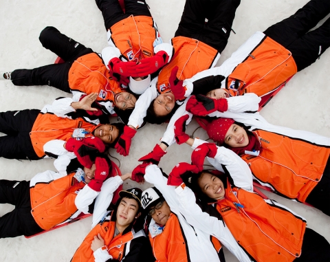 2009년도에 열린 한아세안 청소년교류 행사에서 한국과 아세안회원국 대표 청소년들이 강원도에 있는 현대성우리조트에서 스키체험활동을 하고 있다.