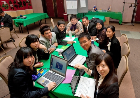 2009년도에 열린 한아세안 청소년교류 행사에서 한국과 아세안회원국 대표 청소년들이 국제청소년센터(강서구 방화동)에서 주제토론회를 하고 있다.