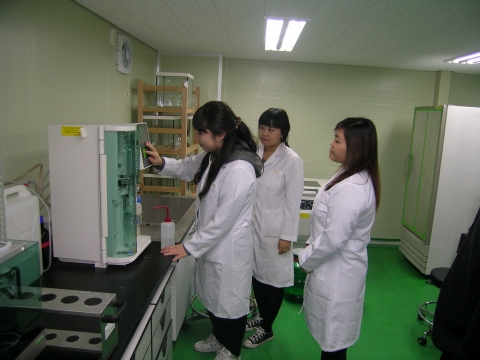 동명대학교 최희원 양 등의 송호식품개발 체험장면