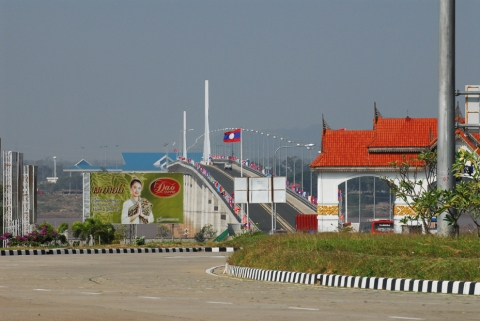 남부 사바나켓주 '사완베가스'카지노가 있는 우정의 다리.