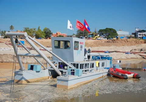 우리나라 자금으로 흥화가 건설중인 메콩강 제방공사 현장