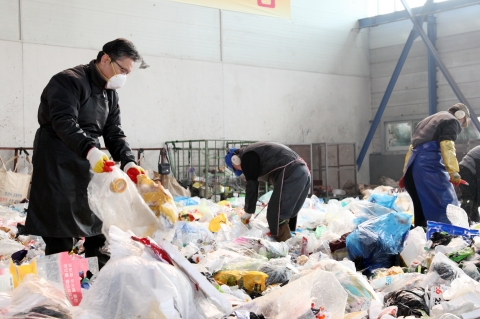 ECOCITY 안산도시공사 김현준 사장이 안산시재활용선별센터에서 현장 근무자와 함께 재활용품 선별작업을 하고 있다.