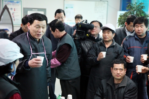 현장근무 후 다과를 나누며 깨끗한 안산을 만들고 시민이 편안하게 생활할 수 있도록 노력을 아끼지 않는 재활용선별센터 근무자들의 노고를 치하하고 있다.