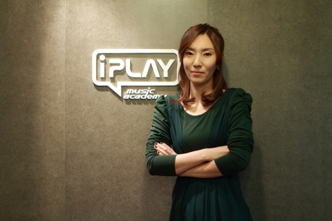 3집 발매와 함께 전문교육인으로 데뷔한 화인 원장