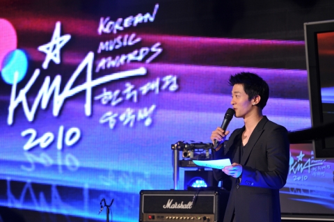 전년도 사회자 클래지콰이 알렉스