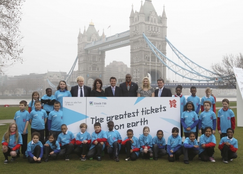 왼쪽부터, 보리스 존슨(Boris Johnson) 영국 런던 시장, 나디아 코나네치(Nadia Comaneci) 올림픽 체조 금메달리스트, 세바스찬 코(Sebastian Coe) 런던올림픽조직위원회 위원장, 칼 루이스(Carl Lewis) 미국 육상 올림픽 금메달리스트, 레베카 엘링턴(Rebecca Adlington) 영국 대표 수영선수 그리고 올림픽 26개 종목을 상징하는 26명의 어린이가 함께 2012 런던올림픽 공식 입장권 판매 개시 기념촬영을 하고 있다.