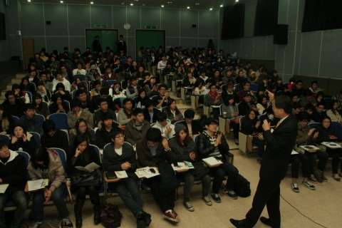 김정호 자유기업원장이 숭실대 시장경제강좌에서 학생들에게 랩을 선보이고 있다
