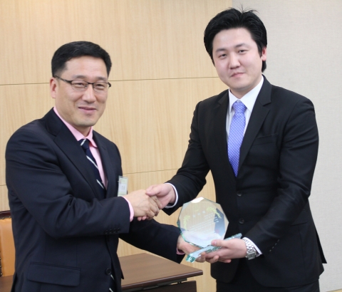 자유기업원 이상화 연구원(오른쪽)이 강용 한국농수식품CEO연합회장(왼쪽)으로부터 감사패를 받고 있다.
