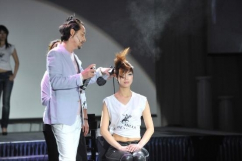 비버리힐즈 폴로클럽제품으로 시연하는 헤어디자이너 민상 원장