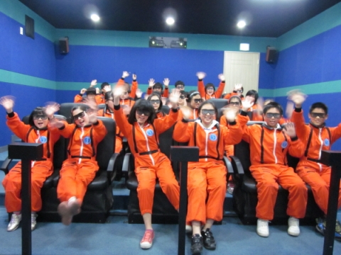 지난해 소원성취 프로그램 지원사업에 선정된 경북 서후초등학교 학생들이 예천 천문우주센터를 방문하여 우주체험을 하고 있다