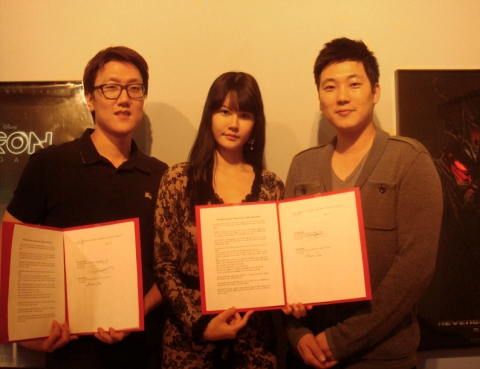 정 박(Jung Park), 오디세이픽처스(Aurora Lee대표), 스티브 정(Steve Jung)과 상호협력을 위한 양해각서 (MOU)를 체결한 후 기념촬영을 하고 있다.