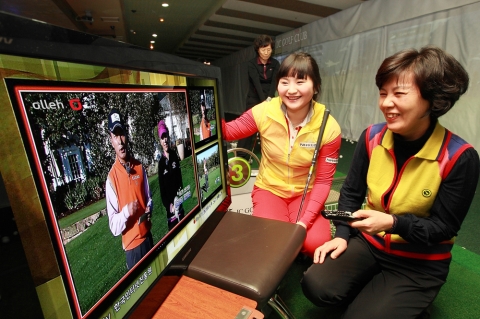 KT는 서로 다른 각도에서 찍은 영상을 한 화면에서 동시에 시청할 수 있는 멀티앵글 기술을 이용, 세계적인 골프선수인 애니카 소렌스탐이 출연하는 골프레슨 프로그램을 제작해 olleh tv에서 서비스한다