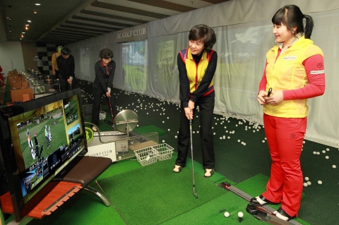 KT는 서로 다른 각도에서 찍은 영상을 한 화면에서 동시에 시청할 수 있는 멀티앵글 기술을 이용, 세계적인 골프선수인 애니카 소렌스탐이 출연하는 골프레슨 프로그램을 제작해 olleh tv에서 서비스한다