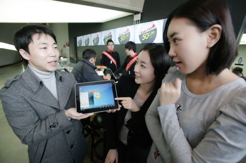 KT 올레스퀘어에서 싸이언픽스 진봉준 대표가 고객들에게 ‘크레이지 리모트(CrazyRemote)’ 애플리케이션을 설명하고 있다