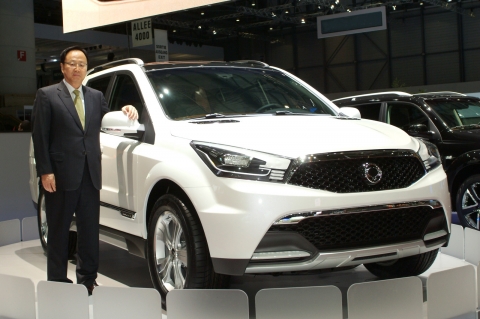 쌍용차 제네바모터쇼 참가. 이유일 공동관리인이 SUT1 옆에서 포즈를 취하고 있다.