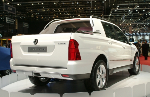 제네바 모터쇼 행사장에 전시된 쌍용차 SUT1