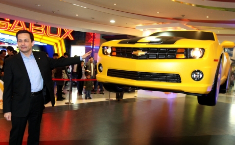 한국지엠 마이크 아카몬 (Mike Arcamone) 사장이 3월 1일 코엑스 (COEX) 밀레니엄광장 앞에서 본격적인 쉐보레 출범에 앞서 스포츠카 카마로(Camaro)와 쉐보레 브랜드를 소개하며 포즈를 취하고 있다.