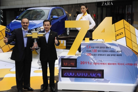 한국지엠 마이크 아카몬 (Mike Arcamone) 사장이 3월 1일 코엑스 (COEX) 밀레니엄광장 앞에서 본격적인 쉐보레 출범에 앞서 스포츠카 카마로(Camaro)와 쉐보레 브랜드를 소개하며 포즈를 취하고 있다.