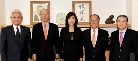 (왼쪽부터) 김진규 총장, 정길생 원장, 김경희 건국대 이사장, 윤형섭 전 장관, 김성호 전 원장.