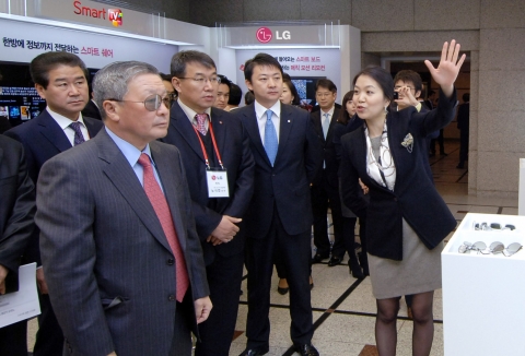 LG트윈타워 지하대강당 로비에 설치된 LG전자 3D TV 전시관에서 구본무 회장이 LG전자의 FPR방식 3D TV를 살펴보고 있다.