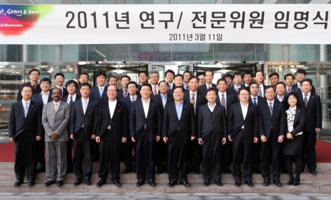 LG전자는 11일 서울 양재동에 위치한 LG전자 서초R&D캠퍼스에서 부문별 최고경영자들이 참석한 가운데 '2011 연구/전문위원 임명식'을 열었다. 사진 좌측에서 4번째부터 우측으로 디자인경영센터 이건표 부사장, AE사업본부 노환용 사장, HA사업본부 이영하 사장, 경영혁신부문 남영우 사장, 최고기술책임자(CTO) 안승권 사장.