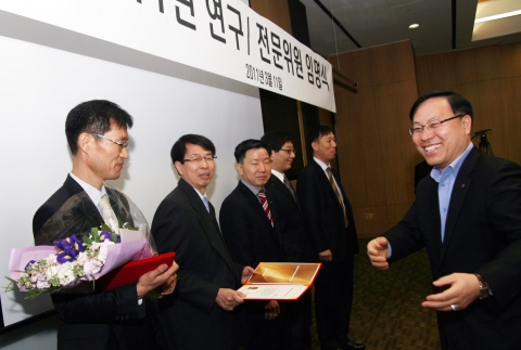 HA사업본부 이영하 사장(맨 오른쪽)이 박진구 연구위원(좌측에서 두번째)에게 연구위원 임명장을 수여하고 있다.