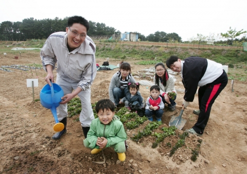 현대重 주말농장 개장…임직원 가족 1천 5백명 영농체험